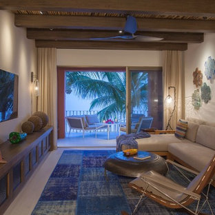 Ispirazione per un piccolo soggiorno tropicale aperto con pareti beige, nessun camino e TV a parete