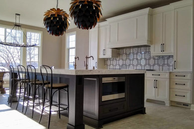 Exempel på ett stort klassiskt vit linjärt vitt kök och matrum, med en dubbel diskho, luckor med infälld panel, vita skåp, marmorbänkskiva, grått stänkskydd, stänkskydd i marmor, rostfria vitvaror, linoleumgolv, en köksö och beiget golv