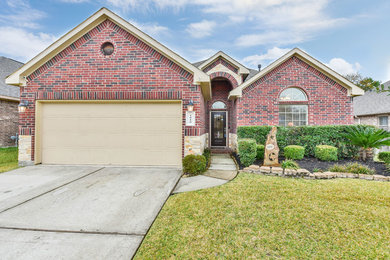 Photo of a traditional landscaping in Houston.