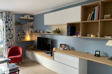 Cette image montre une salle de séjour minimaliste.