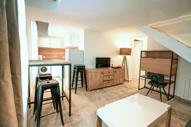 Modelo de sala de estar abierta industrial de tamaño medio sin chimenea con paredes blancas, suelo de travertino, televisor independiente y suelo beige