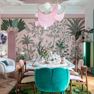 На фото: большие гостиные-столовые в стиле фьюжн с розовыми стенами, паркетным полом среднего тона и коричневым полом без камина