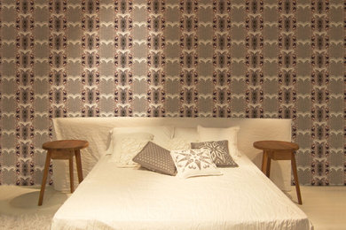 Mittelgroßes Country Hauptschlafzimmer mit Tapetenwänden in Hannover