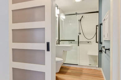 Inspiration for a mid-sized modern single-sink bathroom remodel in Chicago with a floating vanity