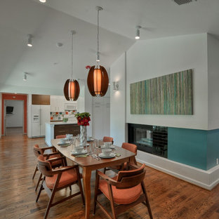 ダラスの中サイズのミッドセンチュリースタイルのLDKの画像 (白い壁、濃色無垢フローリング、両方向型暖炉、タイルの暖炉まわり)