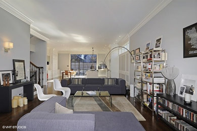 Example of a transitional living room design in Chicago