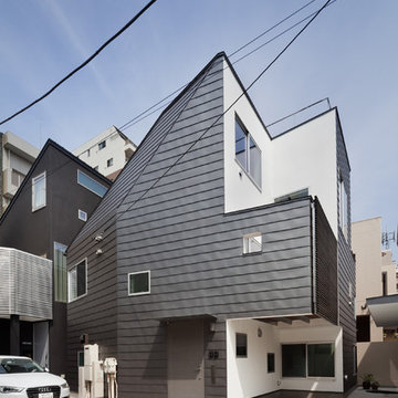 階で別れた玄関共用の二世帯住宅