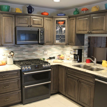 Starmark Kitchen in Maple Ridgeville w/ Decorative Edge in Slate w/ Ebony Glaze
