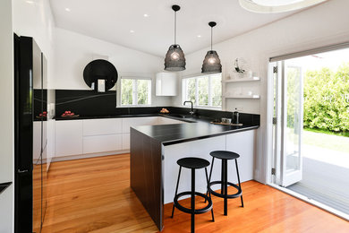 Inspiration for a mid-sized contemporary kitchen in Auckland.