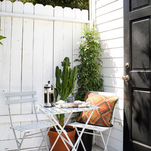 ロサンゼルスの小さいサンタフェスタイルのおしゃれなデッキ (日よけなし) の写真