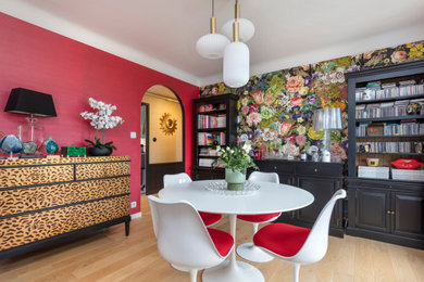 Inspiration pour une salle à manger bohème de taille moyenne avec un mur multicolore, parquet clair, aucune cheminée, un sol beige et du papier peint.
