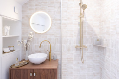 Aménagement d'une salle d'eau blanche et bois méditerranéenne de taille moyenne avec un placard à porte affleurante, des portes de placard blanches, une douche ouverte, WC suspendus, un carrelage beige, un mur blanc, parquet clair, une vasque, un plan de toilette en stratifié, un sol marron, un plan de toilette marron, une porte coulissante, meuble simple vasque et meuble-lavabo encastré.