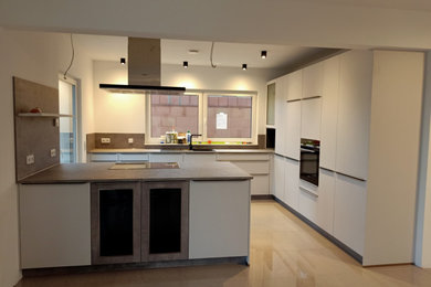Offene, Große Moderne Küche mit grauen Schränken und Kücheninsel in Sonstige