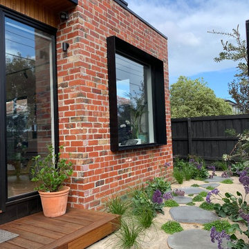 Brodecky House: Front Yard