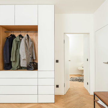 Schwarze Küche und Schränke