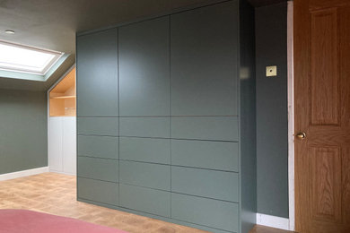 マンチェスターにある広いコンテンポラリースタイルのおしゃれな主寝室 (緑の壁) のレイアウト