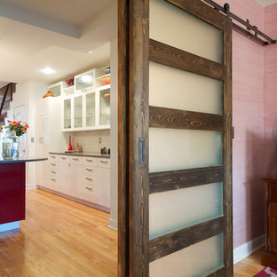 Foto di un piccolo soggiorno moderno chiuso con pareti rosa, parquet chiaro, nessun camino e nessuna TV