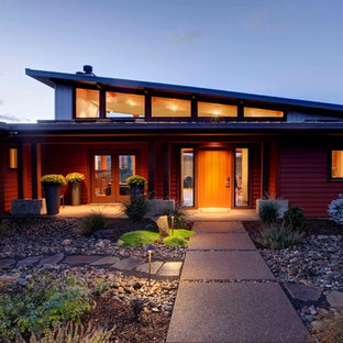 Inredning av ett modernt rött hus, med fiberplattor i betong och allt i ett plan