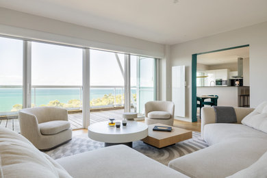 Cette photo montre un salon bord de mer.
