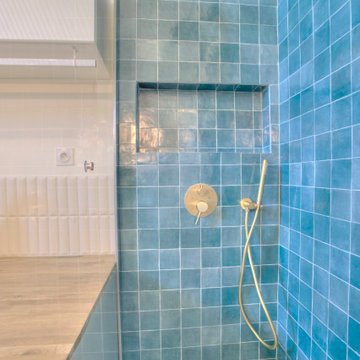 Une salle de bain bleu