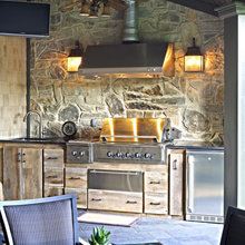 outdoor kitchen/seating area
