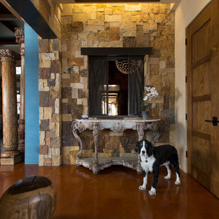 Inspiration för en stor vintage hall, med beige väggar och betonggolv