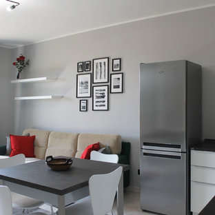 Удачное сочетание для дизайна помещения: маленькая угловая кухня-гостиная в современном стиле с одинарной раковиной, плоскими фасадами, белыми фасадами, столешницей из ламината, розовым фартуком, фартуком из керамической плитки, техникой из нержавеющей стали, полом из керамогранита, розовым полом и коричневой столешницей без острова - самое интересное для вас