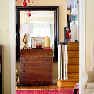 Idéer för mellanstora eklektiska foajéer, med beige väggar, mellanmörkt trägolv och en enkeldörr