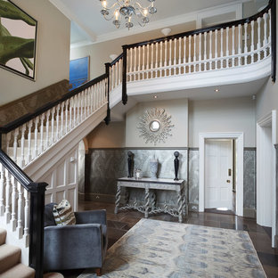 Idéer för en stor eklektisk hall, med kalkstensgolv