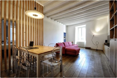 Foto de comedor actual con paredes blancas y suelo de madera en tonos medios