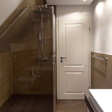 Dusche und Badewanne in Dachschräge