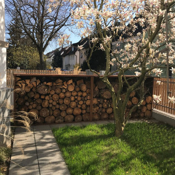 Die blühende Magnolie vor dem Corten-Holzlager
