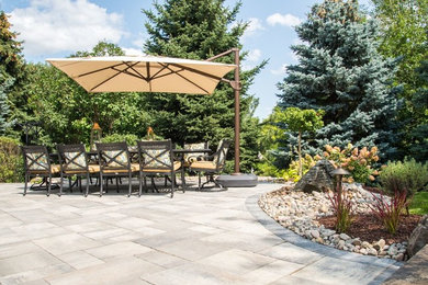 Example of a minimalist patio design in Toronto