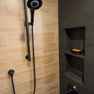 Mittelgroßes Modernes Duschbad mit Schrankfronten im Shaker-Stil, hellbraunen Holzschränken, Eckdusche, Wandtoilette mit Spülkasten, schwarzen Fliesen, Porzellanfliesen, gelber Wandfarbe, Porzellan-Bodenfliesen, Sockelwaschbecken und gefliestem Waschtisch in Seattle