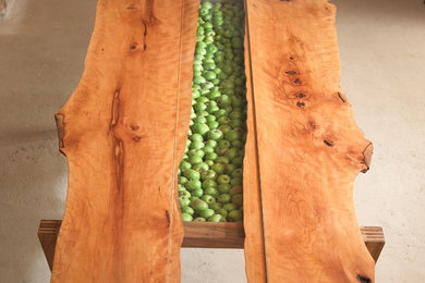Esstisch aus massivem Birnbaumholz mit natürlicher Baumkante und Glas-Dekofach