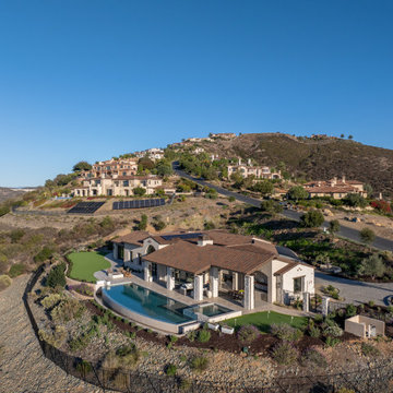 Seamless Indoor-Outdoor Living: A Home Designed for Entertaining and Privacy