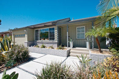 Mid-century modern exterior home photo in Phoenix