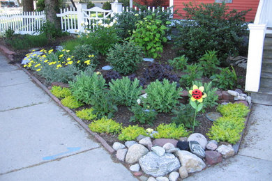 Design ideas for a traditional garden in Grand Rapids.