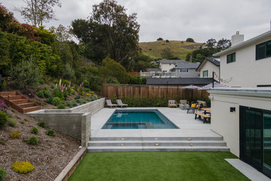 Imagen de piscina contemporánea en patio trasero