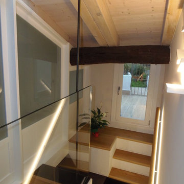 Detalle de escalera con barandilla de cristal