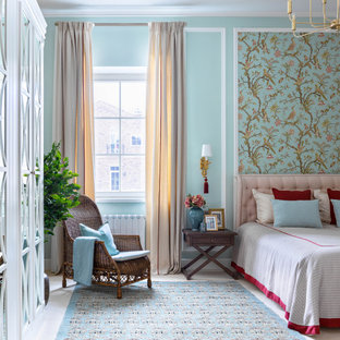 Свежая идея для дизайна: спальня среднего размера в классическом стиле с синими стенами и серым полом - отличное фото интерьера