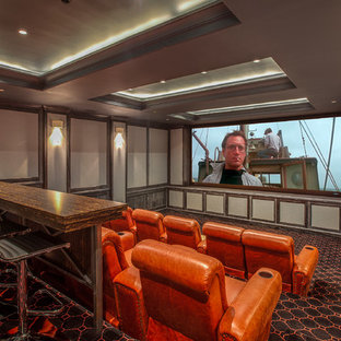 Réalisation d'une grande salle de cinéma méditerranéenne fermée avec un mur jaune, moquette et un écran de projection.