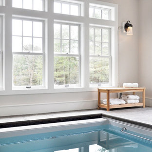 Kleiner Klassischer Indoor-Pool in rechteckiger Form mit Poolhaus und Stempelbeton in Burlington