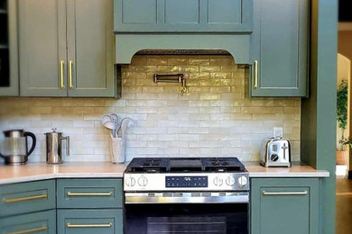 Example of a kitchen design in Kansas City
