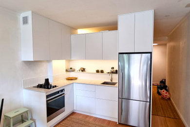 Inspiration for a mid-sized modern kitchen in Sydney.