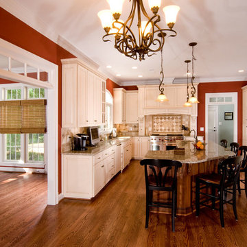 Traditional Kitchen with breakfast bar