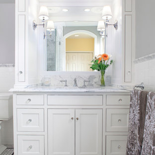 Immagine di una stanza da bagno padronale shabby-chic style con lavabo da incasso, ante bianche, top in marmo, doccia ad angolo, piastrelle bianche, piastrelle diamantate e pareti grigie