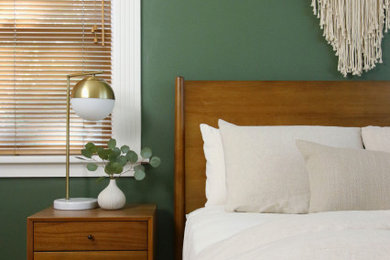 サンフランシスコにある中くらいなミッドセンチュリースタイルのおしゃれな主寝室 (緑の壁、無垢フローリング、茶色い床)