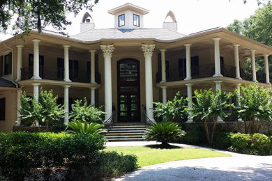 Example of an exterior home design in Charleston