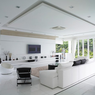 Foto di un grande soggiorno minimalista aperto con sala formale, pareti bianche, pavimento in marmo, TV a parete e pavimento bianco